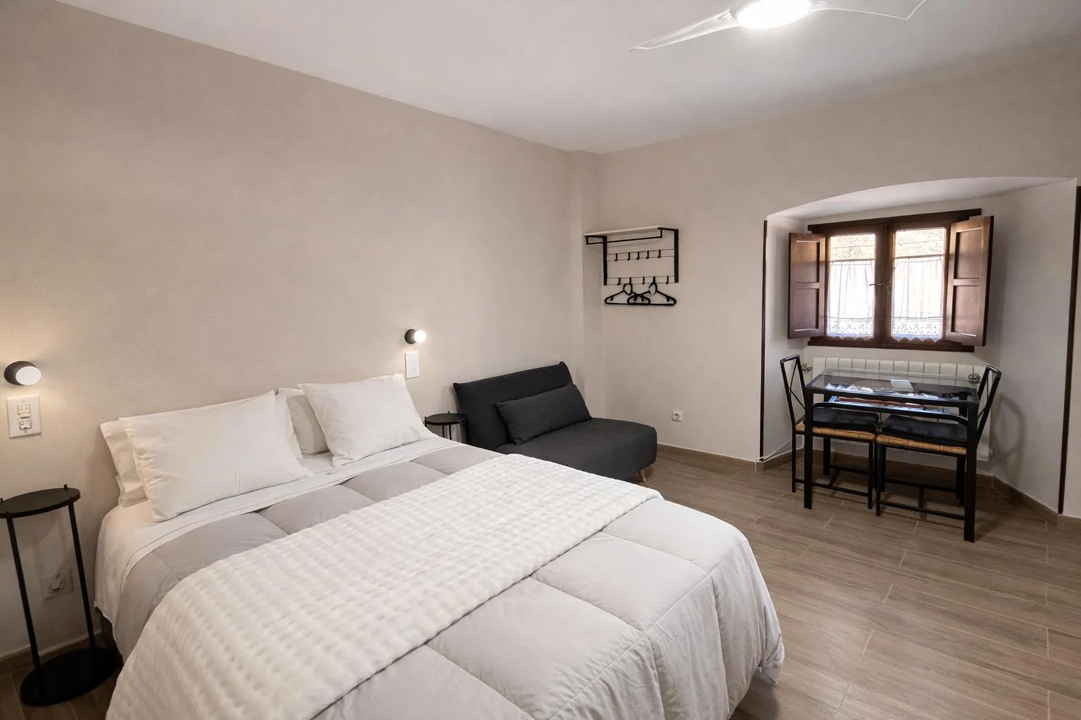 Estancia principal de Estudio 2 con cama, sofá y comedor.